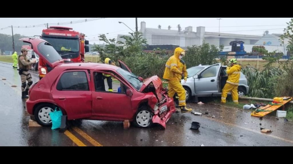 Mulher morre após colisão entre dois Celtas em Santa Catarina