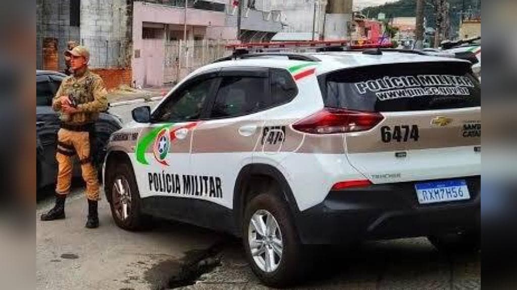 Criança de 4 anos é encontrada andando sozinha em rua e pai é preso, em Camboriú