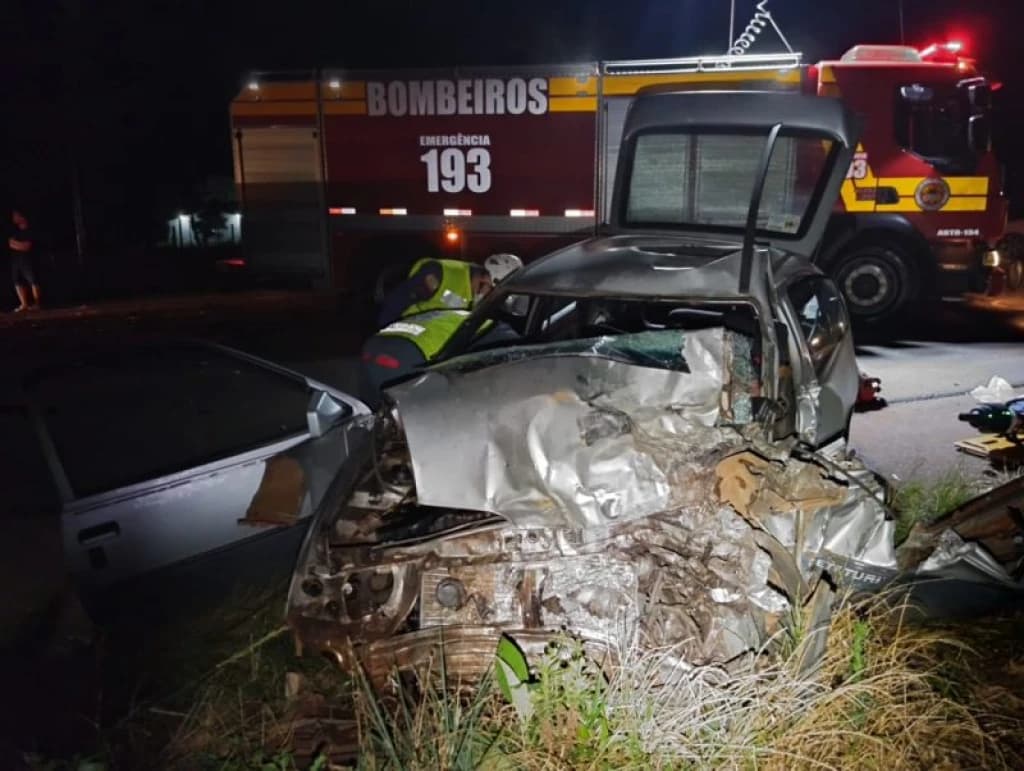 Homem e mulher morrem após colidir veículo com caminhão na SC-160