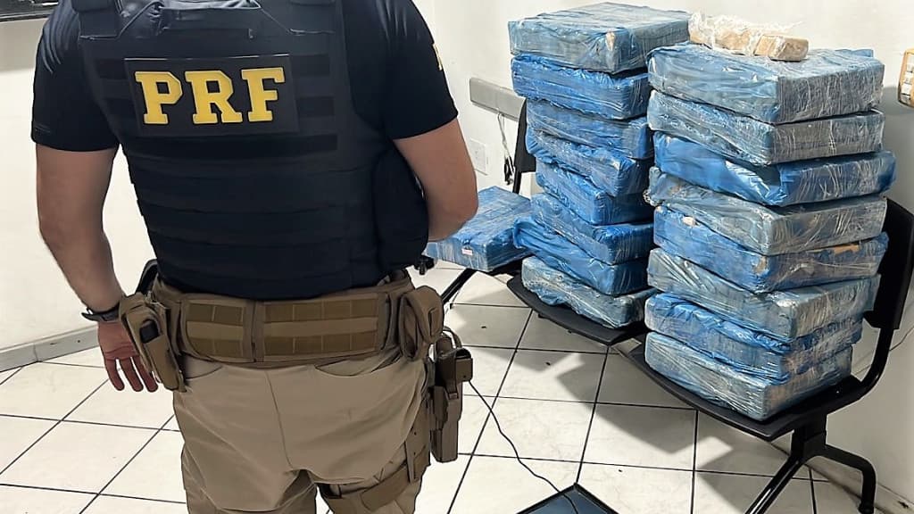 Perseguição em Itapema acaba com homem preso e 137 kg de maconha apreendidos