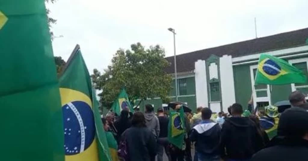 VÍDEO: Manifestantes se reúnem em frente ao 62º Batalhão de Infantaria em Joinville