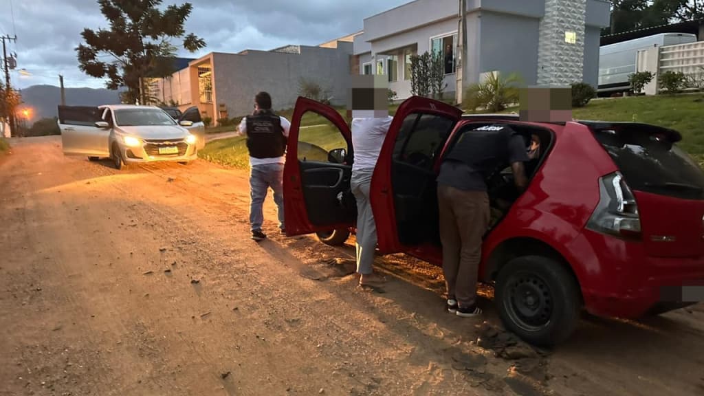 Após marido ser preso, esposa assumiu “biqueira” e também vai “em cana”, em Canelinha