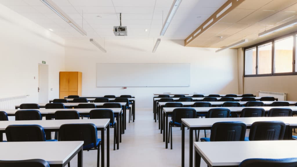 Professor de Bombinhas precisa ser socorrido após sofrer mal súbito em sala de aula