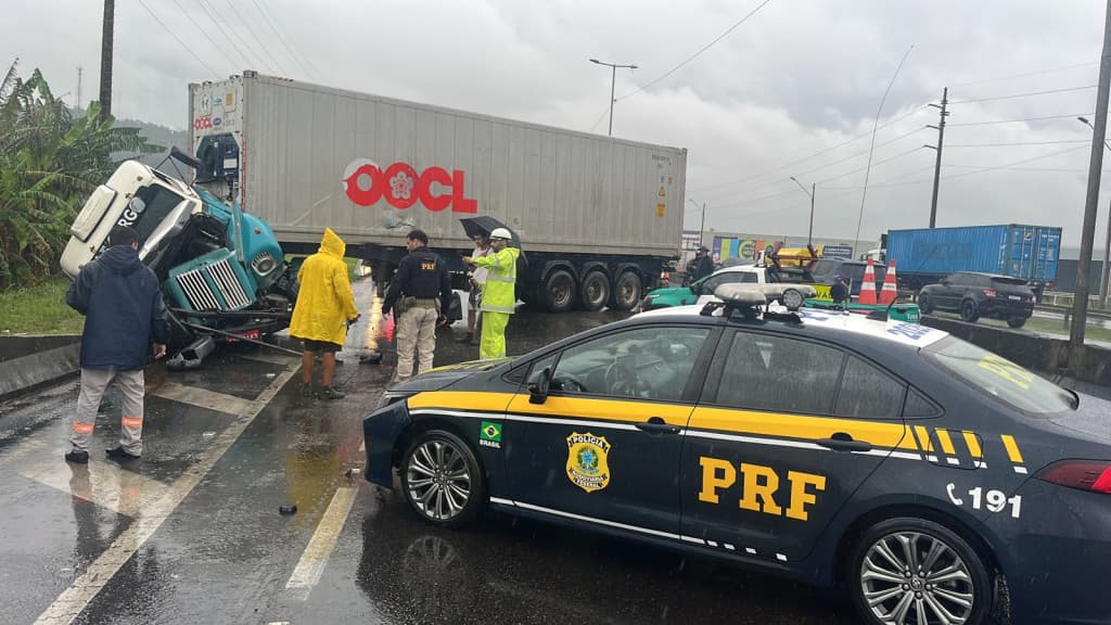 ACIDENTE: Carreta fica destruída após “fazer o L ” na BR-101, em Itajaí
