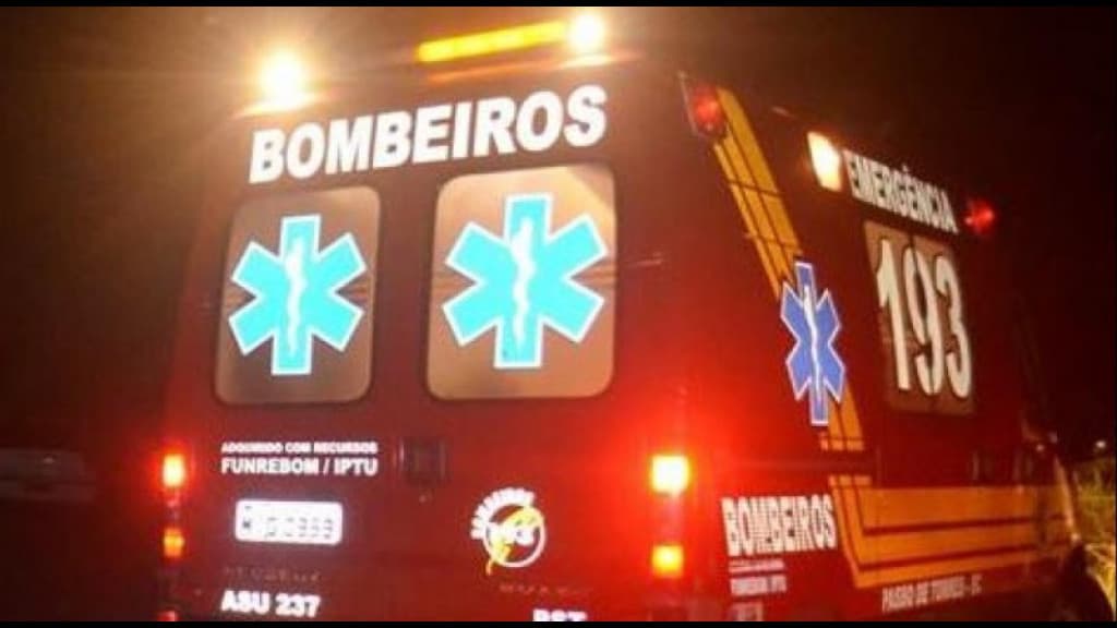 Carro despenca em barranco na SC-410, em Tijucas