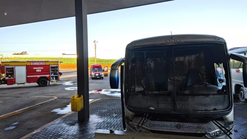 Ônibus pega fogo em rodoviária e mobiliza bombeiros