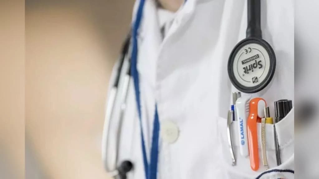 Médico é preso por suspeita de “beijar e massagear” paciente em SC