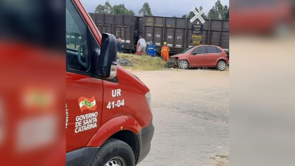 Carro com adultos e crianças sofre pane sobre linha férrea e é atingido por trem em SC