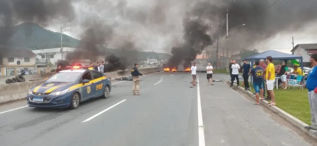Novos bloqueios são registrados em rodovias de SC