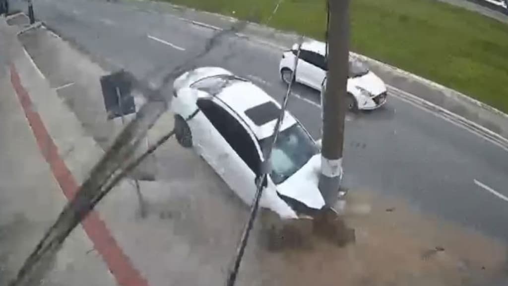 Motorista bate em poste após possível “mal súbito” em Balneário Camboriú
