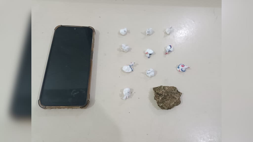 Elemento é preso por vender drogas para consertar celular e pagar aluguel em Bombinhas