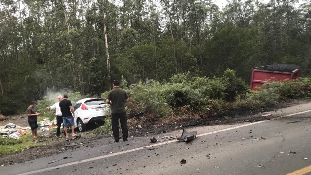 Mulheres morrem após colisão frontal entre carro e caminhão na SC-446