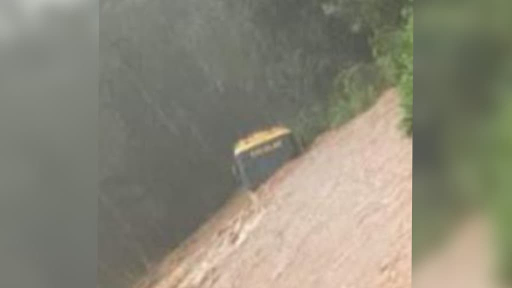 Ônibus com cinco alunos é levado pela correnteza no Oeste de Santa Catarina