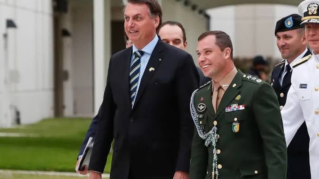 URGENTE: Mauro Cid vai assinar acordo que pode colocar Bolsonaro na cadeia