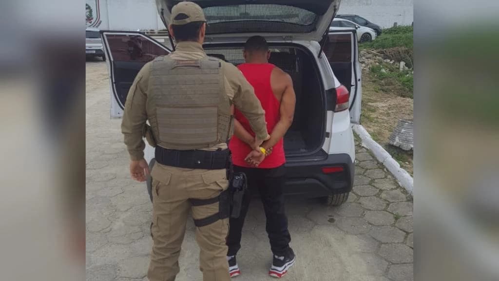 Homem com mandado de prisão é preso na rodoviária de Tijucas