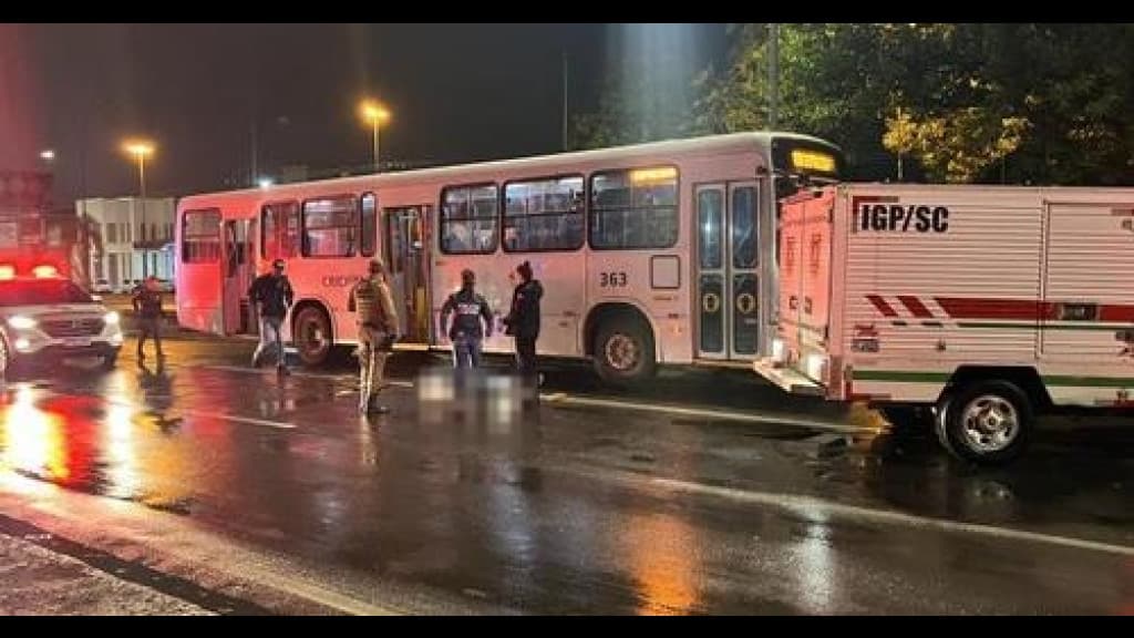 Pedestre morre após ser atingido por ônibus durante travessia em avenida