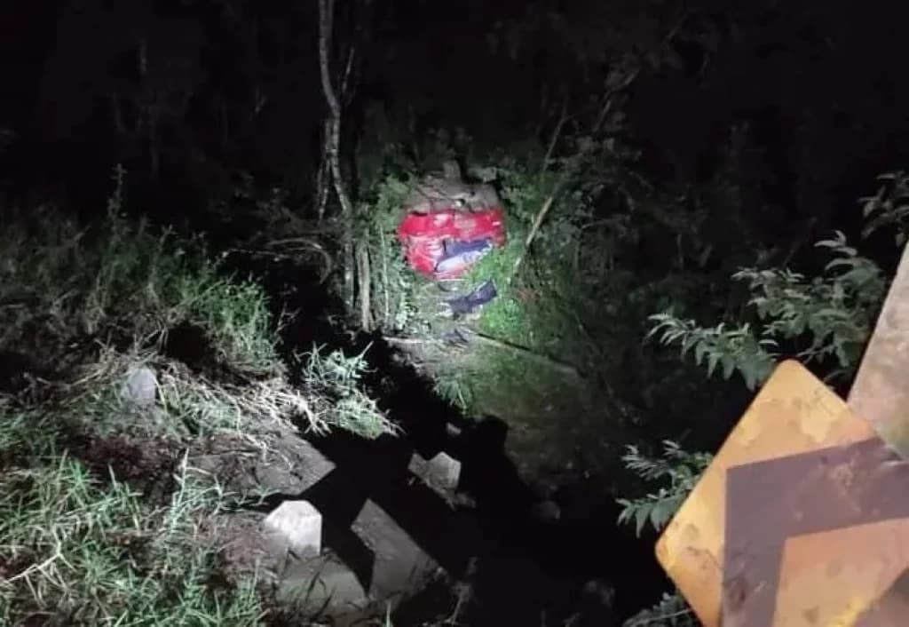 Carro com oito pessoas capota no Oeste de SC