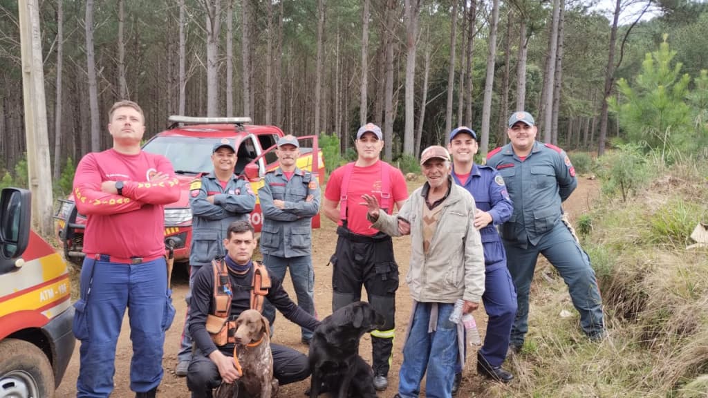 Corpo de Bombeiros e cão de busca encontram idoso desaparecido com Alzheimer em SC