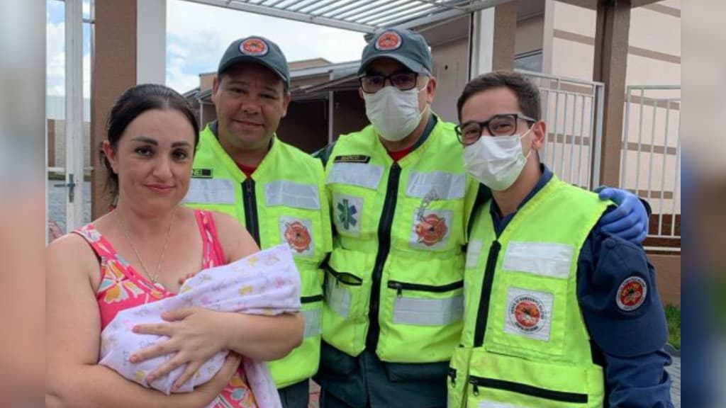 Recém-nascida é salva por bombeiros após engasgar