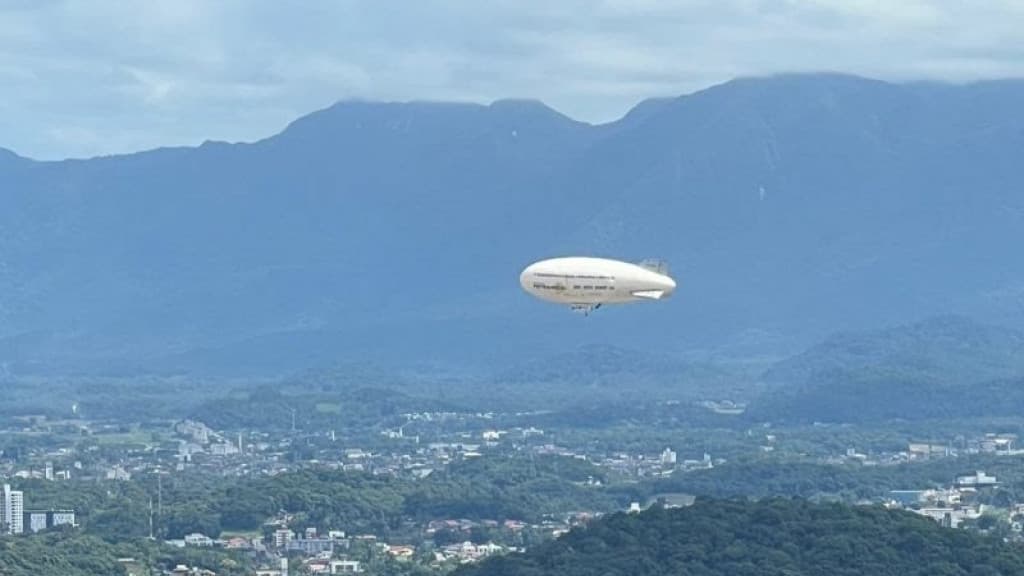 Dirigível sobrevoa cidade catarinense