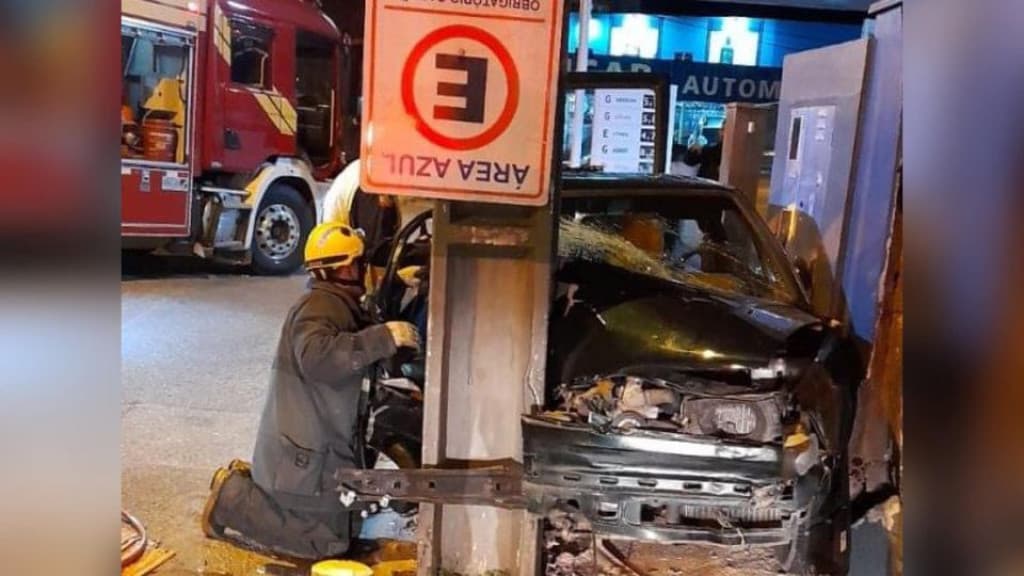 Adolescente fica gravemente ferido em acidente de carro após colidir contra poste