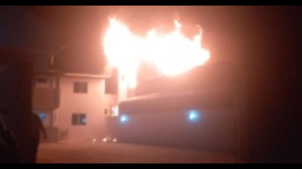 Casa é engolida pelas chamas enquanto morador estava no chuveiro