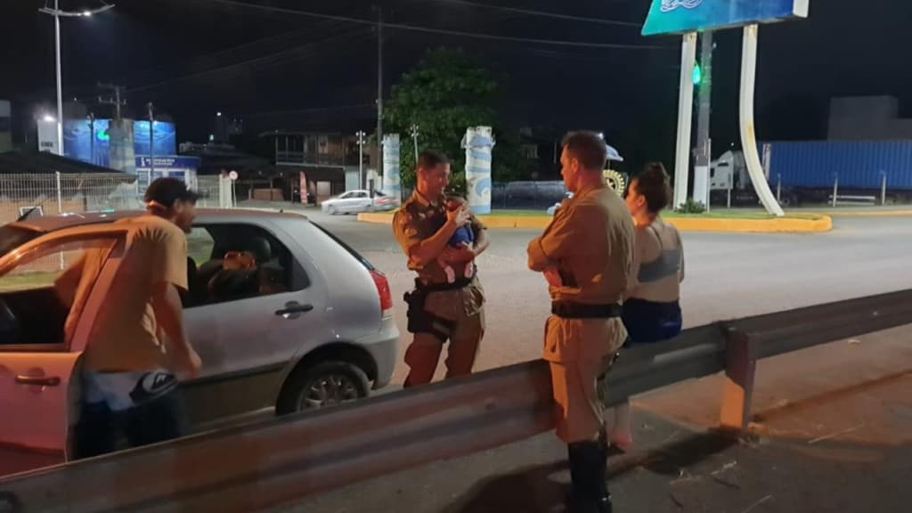 Bebê é salvo por policiais após parar de respirar na BR-101