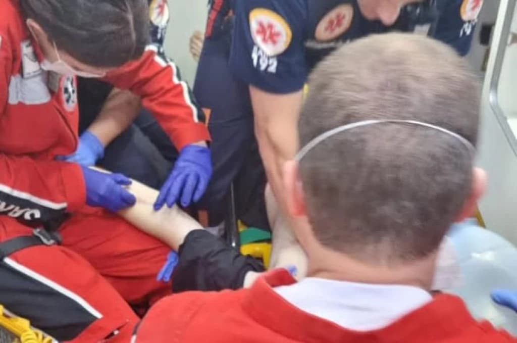 Criança morre eletrocutada enquanto jogava futebol