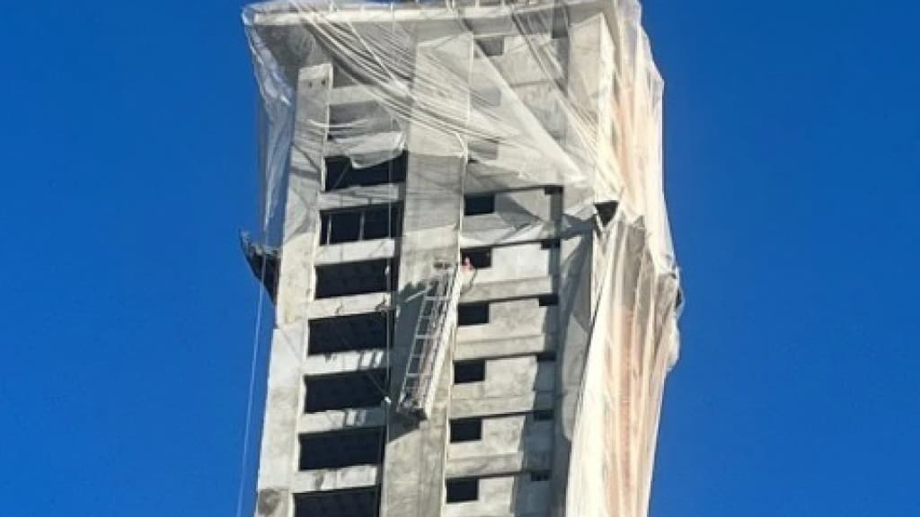 Andaime de 31º andar se desprende e trabalhadores ficam pendurados