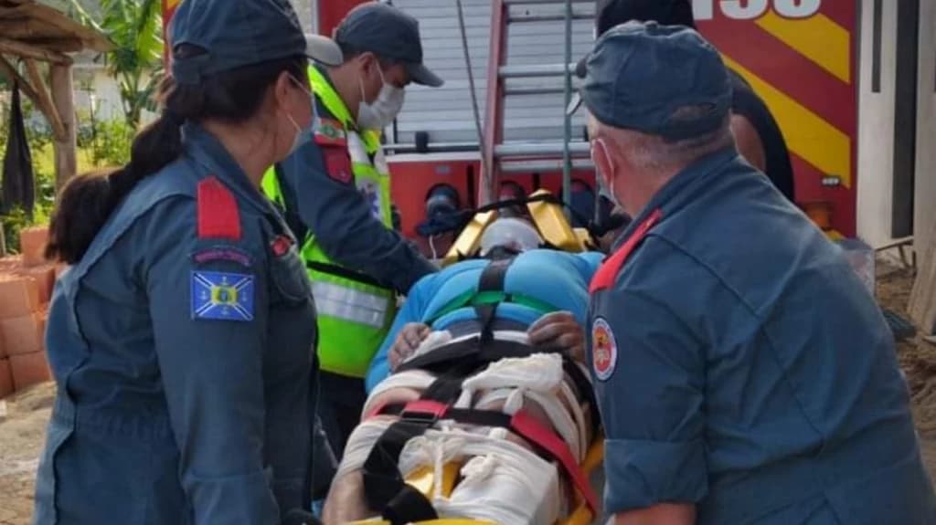 Homem cai de telhado e precisa ser resgatado por bombeiros em SC