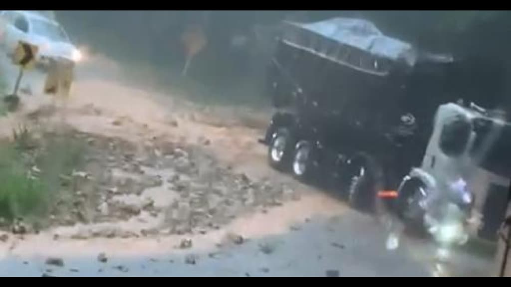 VÍDEO: Serra Dona Francisca é interditada após queda de barreira
