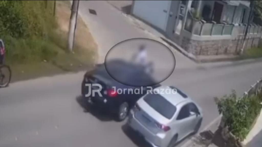 Motociclista “voa” e é arremessado após ser atingido por carro