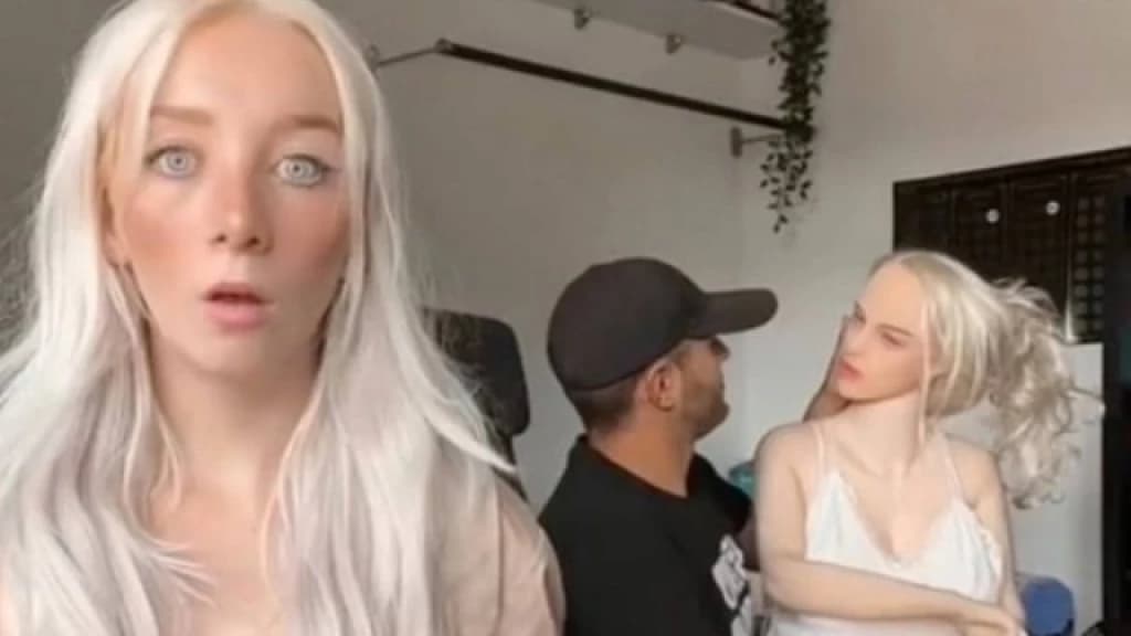 Modelo dá boneca sexual realista igual a ela ao namorado e vira 2ª opção