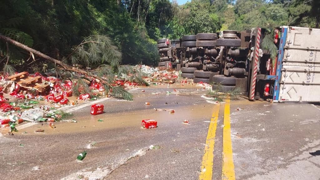 Carreta carregada de cerveja tomba e interdita BR-282