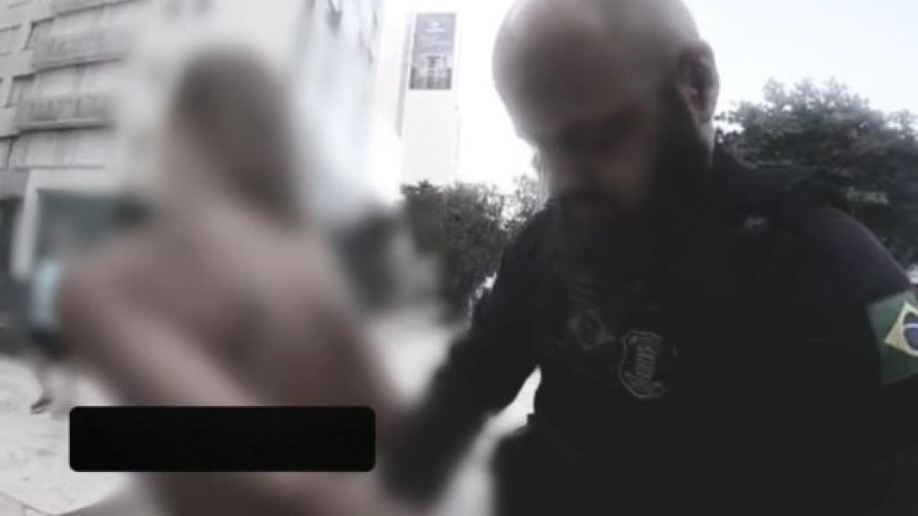 Mulher é detida pela GM após desfilar seminua pelas ruas de BC