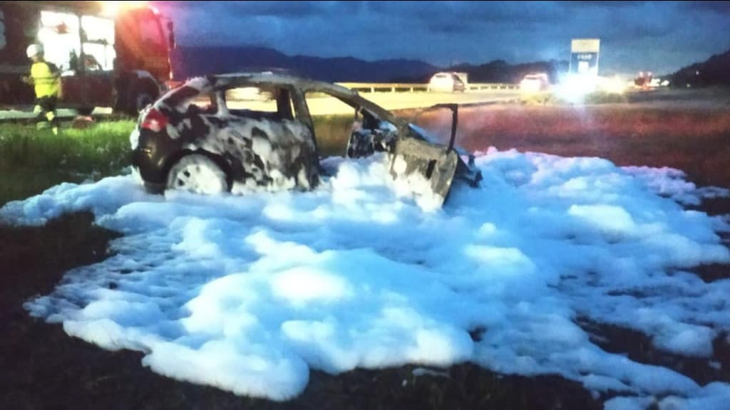 Carro fica totalmente destruído após pegar fogo na BR-101, em Tijucas