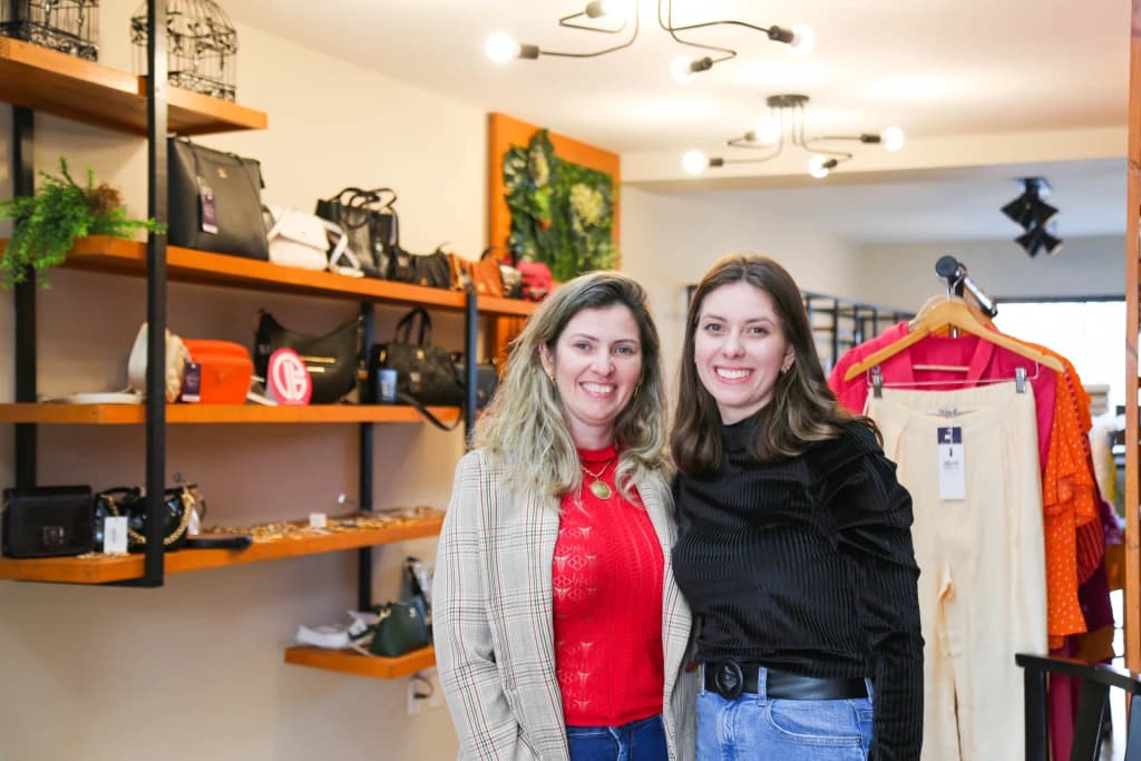 Jovem de Tijucas comemora 1 ano de sucesso de sua loja de roupas