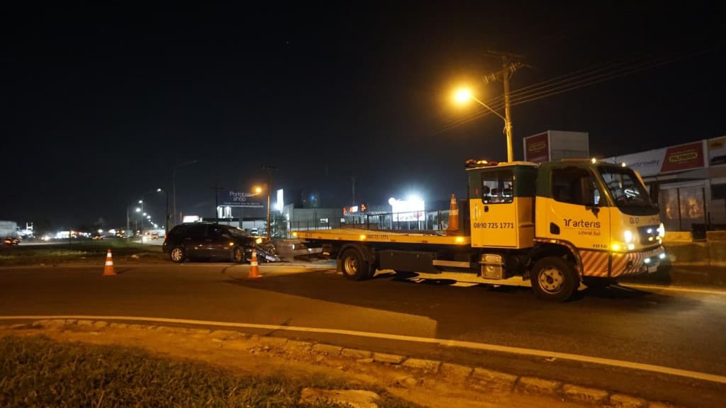 Motorista se perde na entrada de Tijucas e bate na mureta