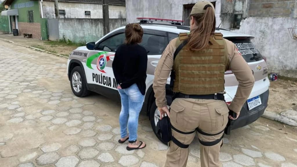 Mulher com mandado de prisão é presa em Tijucas