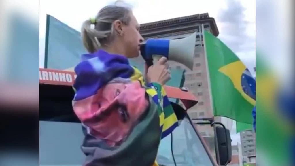 Em Itapema, manifestantes pedem por intervenção militar
