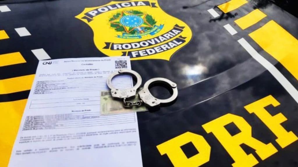 Motorista bêbado vai receber indenização após ser algemado pela PRF em SC