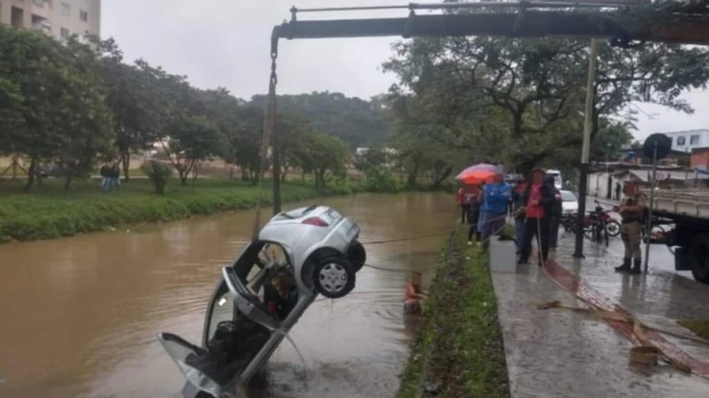 Mulher desvia de ciclista e cai com carro dentro do rio Peroba em BC