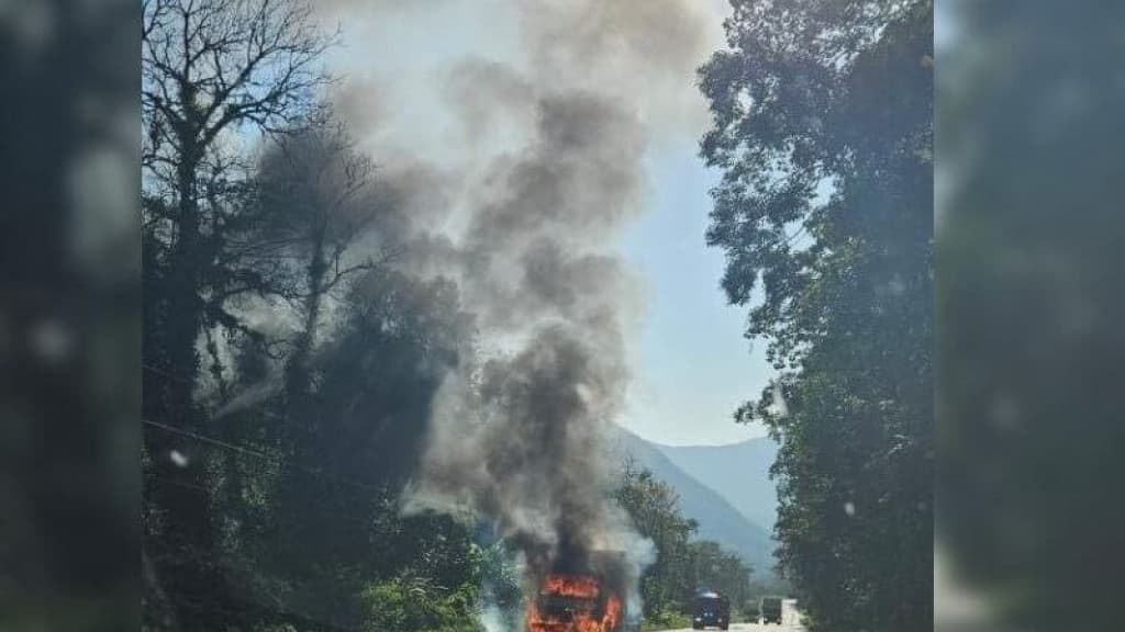 Caminhão fica completamente destruído após pegar fogo na SC-418