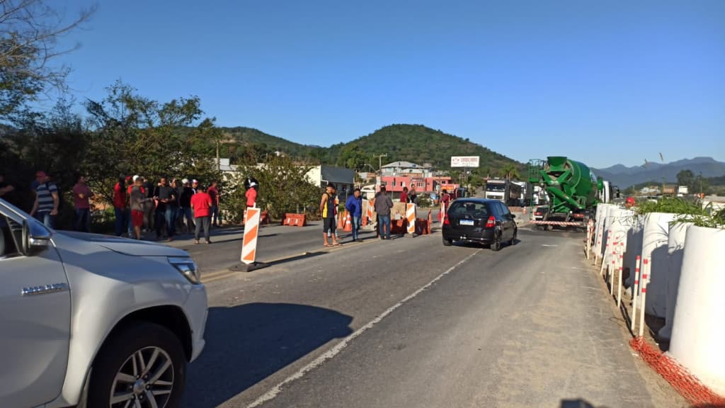 Protesto de trabalhadores por direitos bloqueia parcialmente BR-282 em Palhoça