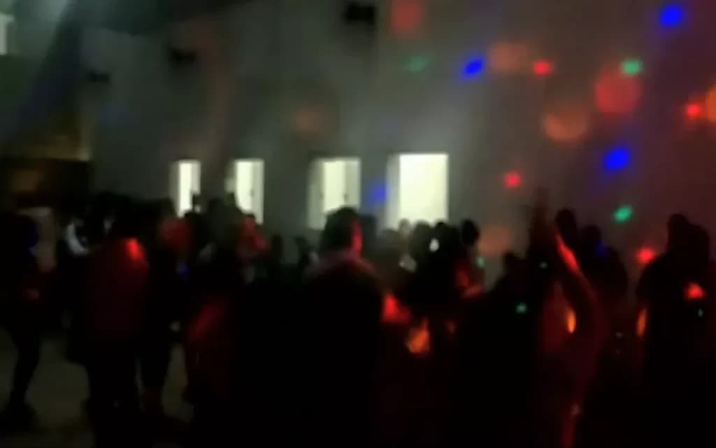 Mãe é presa após deixar crianças em casa e sair para dançar em bailão de SC