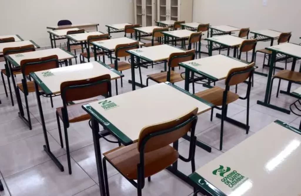 Professora de Bombinhas é suspeita de levar aluno para motel