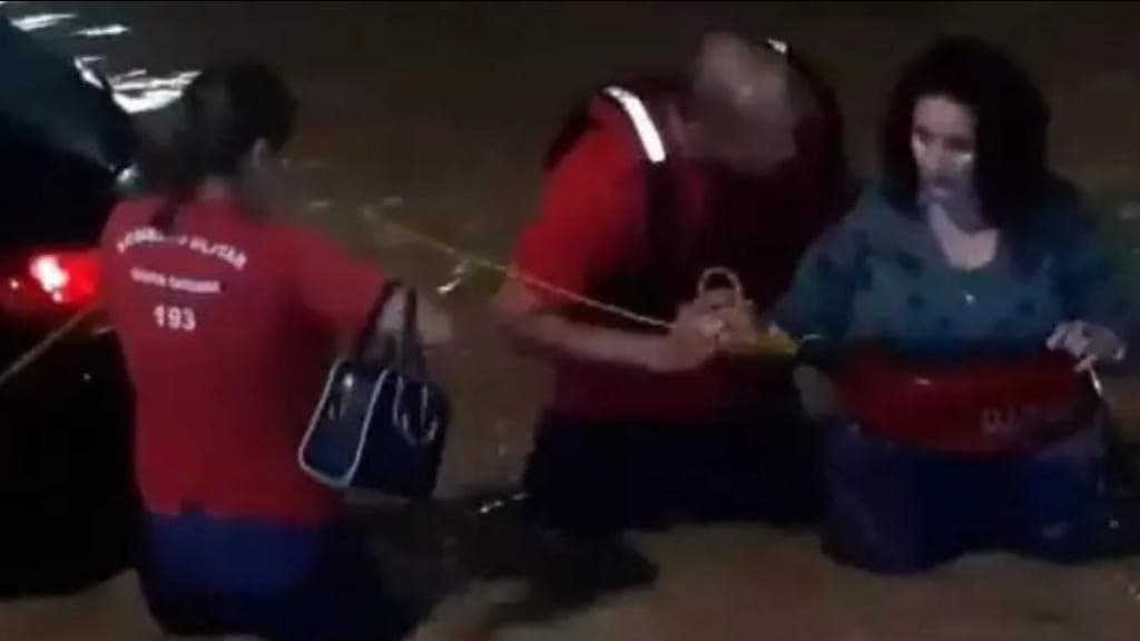 Mulher é salva de carro Ilhado em Brusque