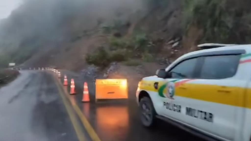 Deslizamento de terra deixa trecho da SC-110 em meia pista
