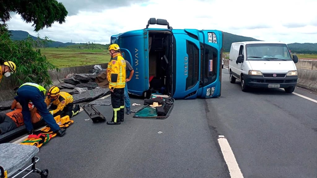 Carreta tomba na BR-470 e atinge idoso