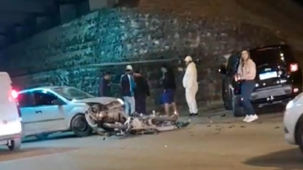 Colisão entre carro e moto deixa motociclista ferido em Penha